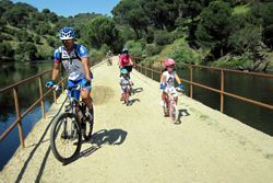 Vías verdes, disfrútalas este verano paseando, haciendo running o en bicicleta.