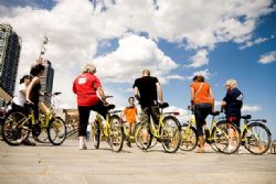 ¿Te gustaría aprender a montar en bici o mejorar tu técnica para moverte por la ciudad? Ven a la «BiciEscuela» para adultos