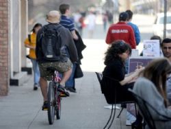 La sentencia que prohíbe a los ciclistas circular por las aceras en Zaragoza no se ejecutará por ahora