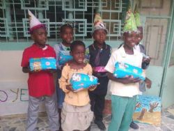 Donación de material deportivo para niños y jóvenes de Camerún