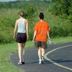 Andar 20 minutos al día a paso moderado reduce un 8% la enfermedad cardiovascular