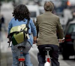 Los ciclistas no pueden circular por aceras y zonas peatonales