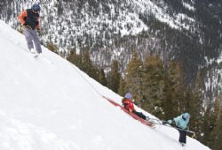 ¿Cómo evitar una lesión de rodilla esquiando?
