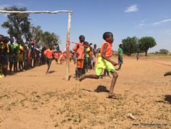 100 pies eventos organizó una carrera para niños en Senegal