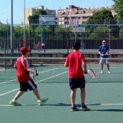 Todavía quedan plazas libres para jugar al tenis en los cursillos municipales ¡Anímate!