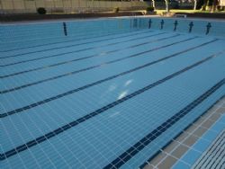 Finalizadas las obras de rejuntado de las baldosas en las piscinas de verano del Palacio de Deportes
