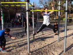 Zaragoza estrena su primer equipamiento deportivo para la práctica de «Street Workout»