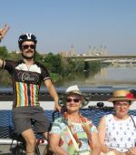 Zaragoza organiza paseos en triciclo adaptado para mayores con el programa «En bici sin edad»