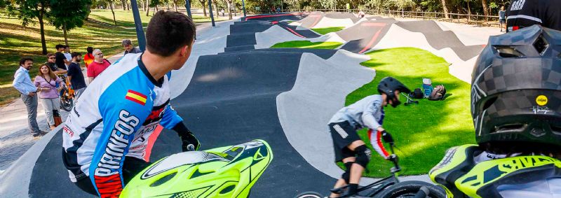 El Parque Grande José Antonio Labordeta estrena el circuito pump track para bicicletas y una nueva zona de juegos infantiles