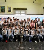 El Ayuntamiento de Zaragoza recibe al Balonmano Dominicos, campeón de España infantil