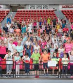 Niños y mayores disfrutan juntos del deporte y el ocio saludable