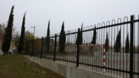 Sustitución de valla de simple torsión por valla de colegio (terminación curva) detrás de las porterías. [Fecha: 11/12/2013]