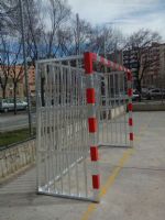 Instalación de nuevas porterías antivandálicas en la Pista de Fútbol Sala. [Fecha: 18/02/2014]