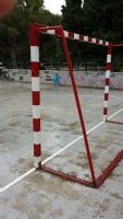 Reparación de barrotes de porterías en la pista de Fútbol Sala. [Fecha: 28/05/2014]