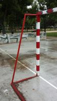 Reparación de barrotes de porterías en la pista de Fútbol Sala. [Fecha: 28/05/2014]