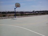 Instalación de dos canastas en la nueva Pista de Baloncesto. [Fecha: 13/06/2014]