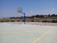 Instalación de dos canastas en la nueva Pista de Baloncesto. [Fecha: 13/06/2014]