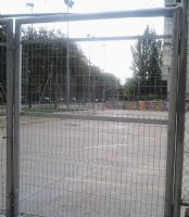 Reparación de la puerta de acceso en la Pista de Fútbol Sala [Fecha: 09/09/2014]