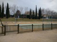 Pista de baloncesto con cerramiento parcial de barandilla /cercado de madera [Fecha: 08/03/2018]