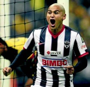 El «Chupete» Suazo es ya el gran refuerzo para la delantera