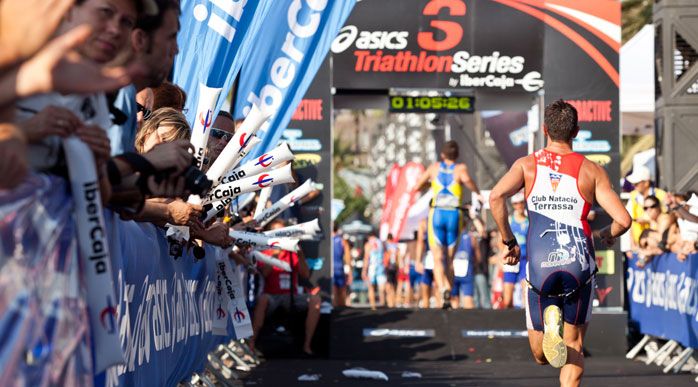 Firma del acuerdo entre el Triathlon Series by Polar y sus patrocinadores principales