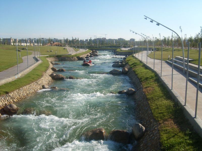 El canal de aguas bravas del Parque del Agua vuelve a la acción ocho meses después