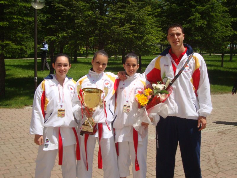 El equipo aragonés de Kata cadete/junior femenino, campeonas de Europa de Kárate por Regiones 2011 celebrado en Ankara (Turquía)