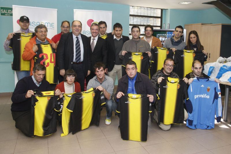 El Real Zaragoza hace entrega de  equipaciones para Asapme