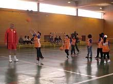 El baloncesto se muestra como una alternativa de ocio en la cárcel de Zuera.