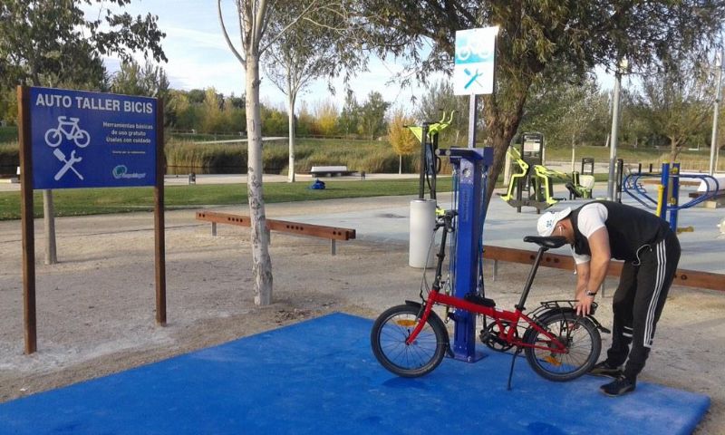 Repara tu bicicleta o patines gratis en el Parque del Agua