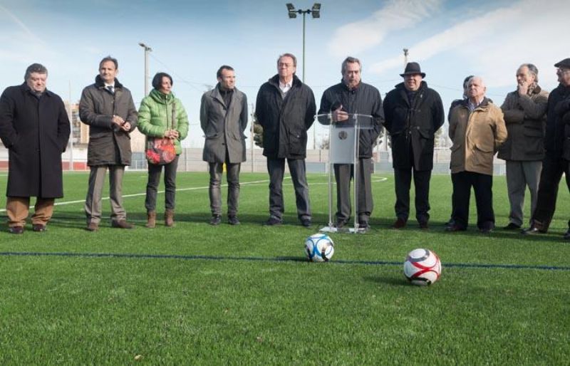 El Alcalde inaugura el campo de césped en el Nuevo Fleta