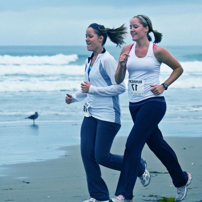 Correr en la playa: consejos, beneficios e inconvenientes