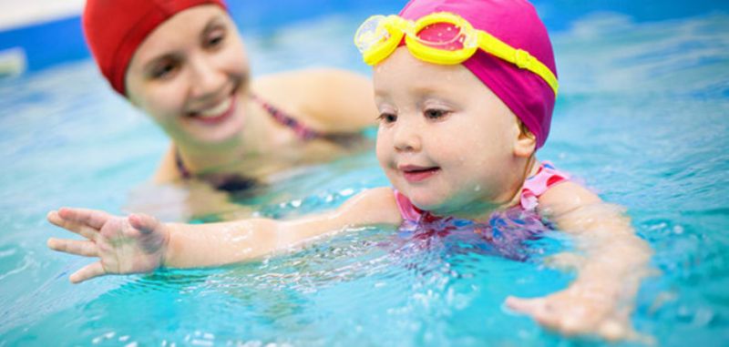Consejos para enseñar a nadar a tus hijos