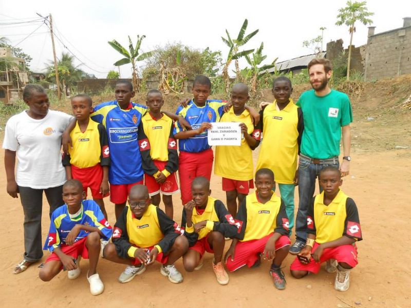 Donación de material deportivo para niños y jóvenes de Camerún