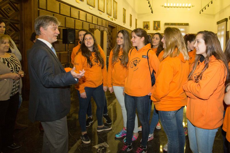 El Alcalde de Zaragoza recibe al Club Escuela de Waterpolo