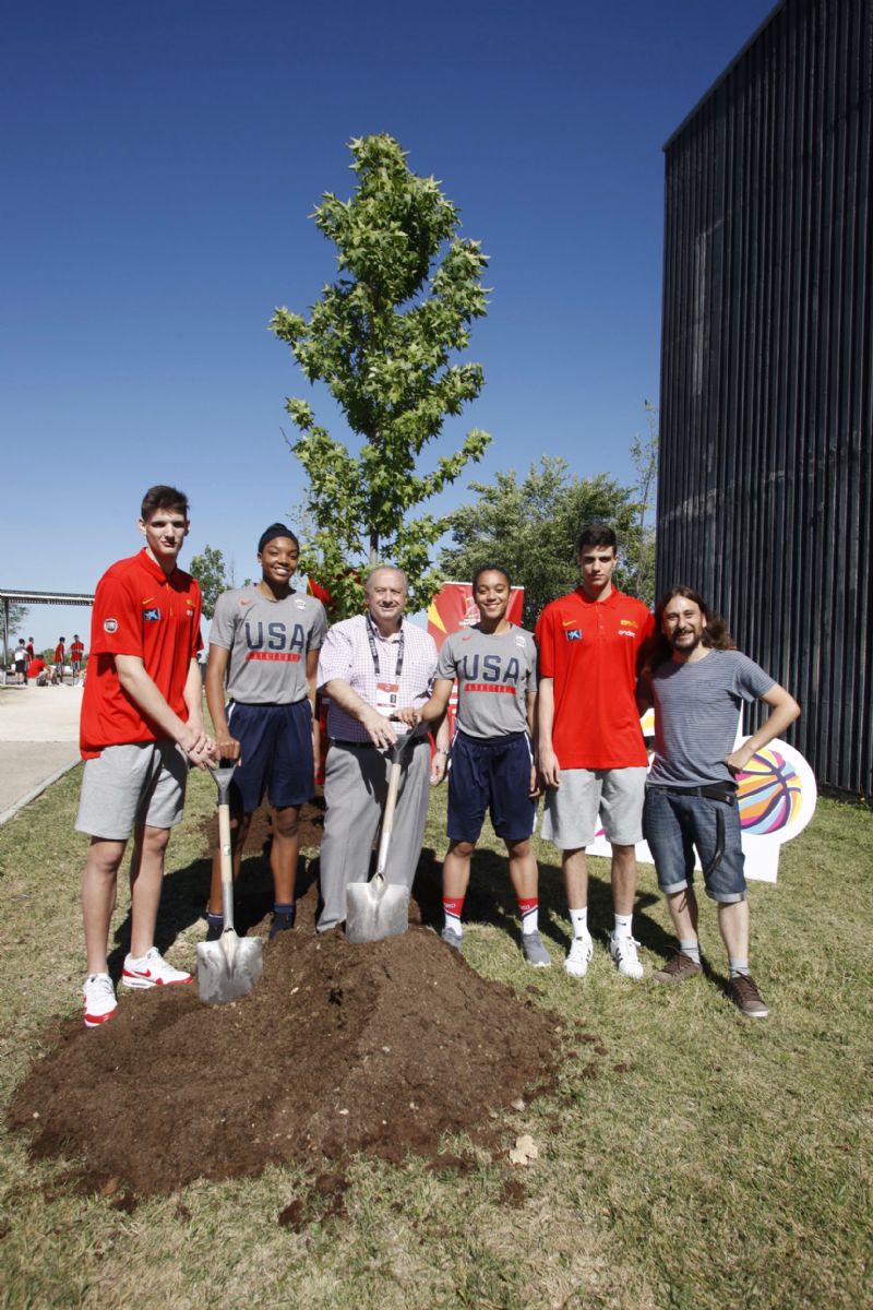 Los participantes del los Mundiales de Baloncesto U17 plantan un árbol en el Parque del Agua 