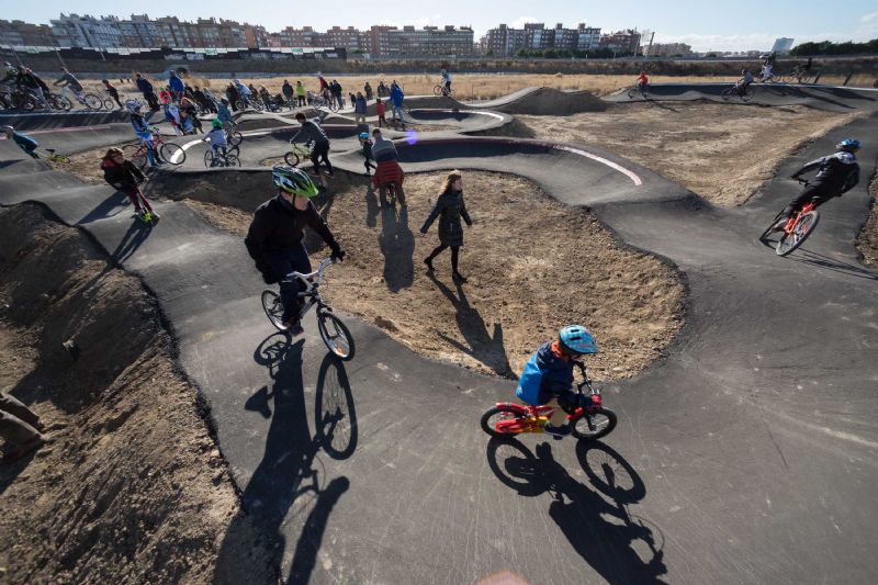 Parque Goya estrena su nuevo pump-track, un circuito de saltos para bicicletas adaptado a todos los niveles