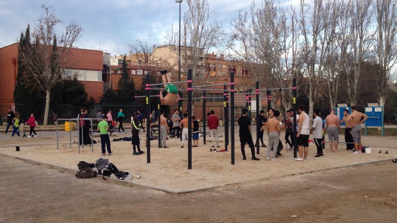 Mucha participación y gran ambiente en el nuevo «Street Workout» del Parque Torre Ramona