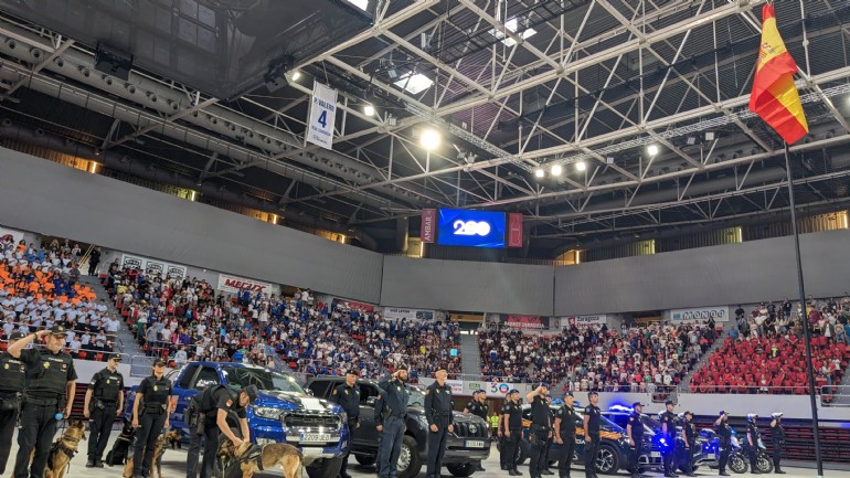 La Policía Nacional exhibe todos sus medios policiales ante la comunidad educativa