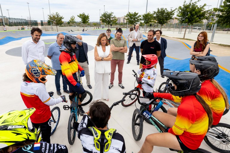 Arcosur ya disfruta de su nuevo circuito pump track para bicicletas