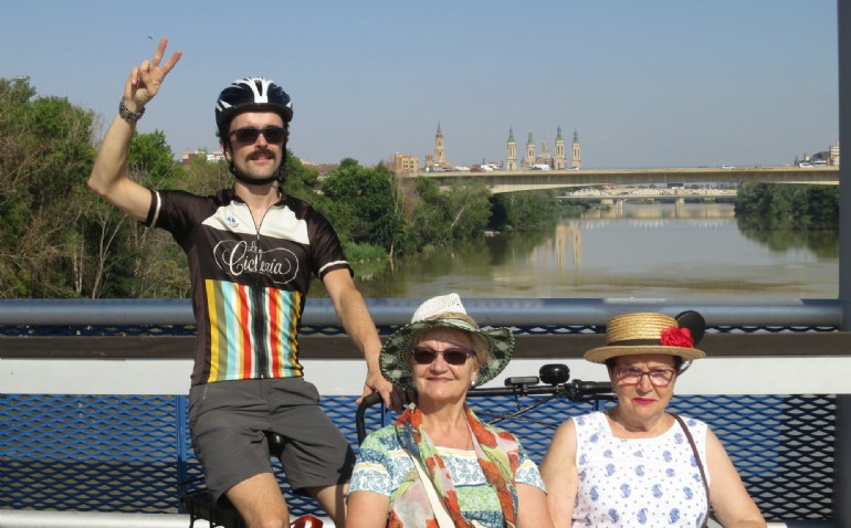 Zaragoza organiza paseos en triciclo adaptado para mayores con el programa «En bici sin edad» Zaragoza organiza paseos en triciclo adaptado para mayores con el programa «En bici sin edad»