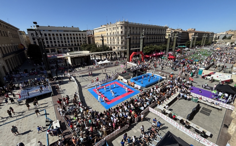 Miles de personas disfrutan de la doble jornada del Día del Deporte en la Calle en la Plaza del Pilar
