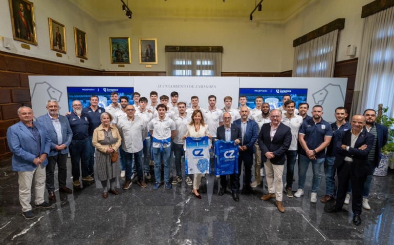 La alcaldesa Natalia Chueca recibe al Balonmano Contazara Zaragoza
