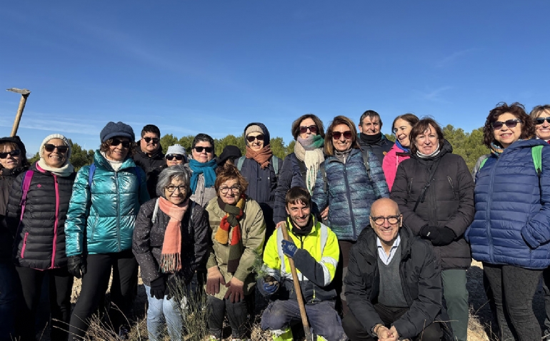 Los usuarios de los cursos municipales de actividad física 'Entra en Acción' realizan una plantación de árboles en el Vedado de Peñaflor