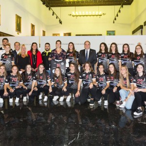 El Ayuntamiento de Zaragoza recibe al Balonmano Dominicos de división de plata femenina