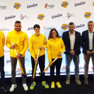 El joven zaragozano Moisés Cantín recibe una beca que contribuirá a impulsar la práctica del hockey en el CDM Delicias