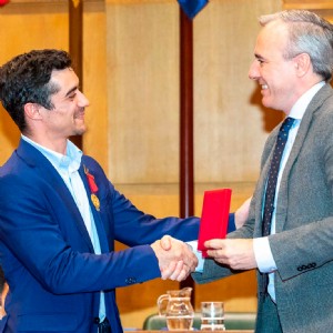 El Ayuntamiento entrega a Javier Fernández la Medalla al Mérito Deportivo Ciudad de Zaragoza