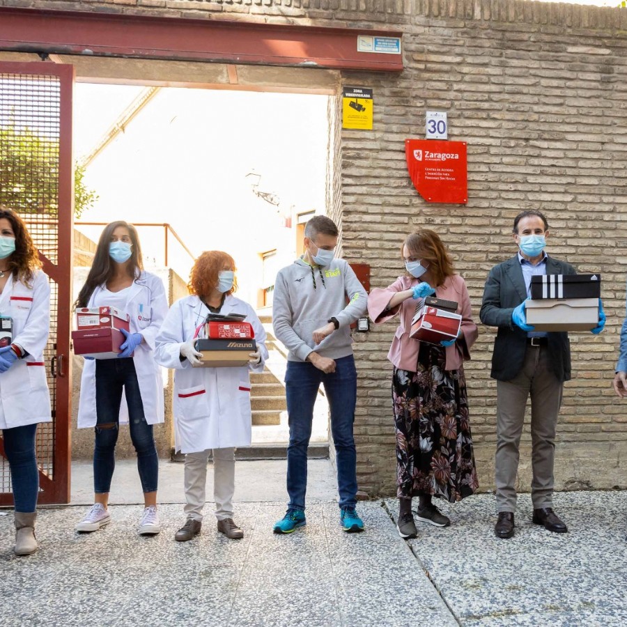 El Albergue municipal recibe una generosa donación de ropa y calzado de Deportes Zenit y Running Zaragoza