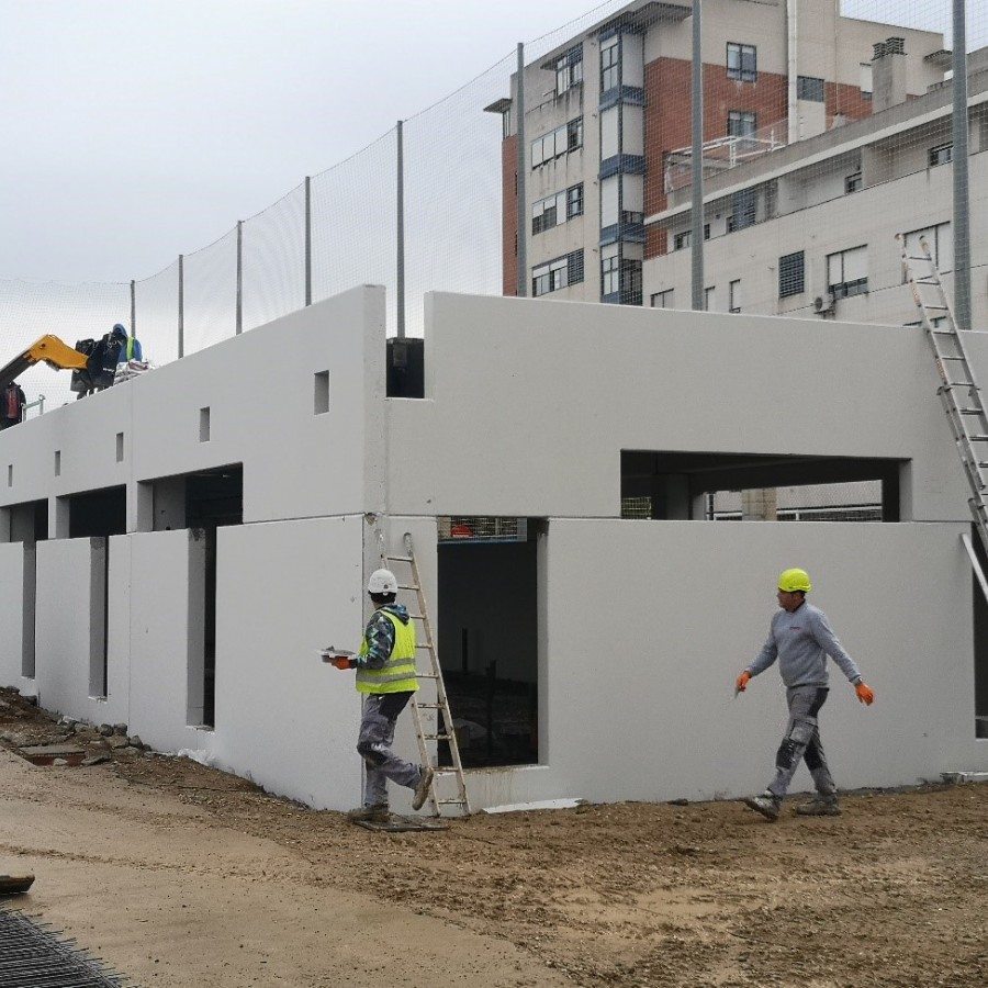 Las obras de construcción de nuevos vestuarios para el Campo Municipal de Fútbol «César Laínez» siguen a buen ritmo