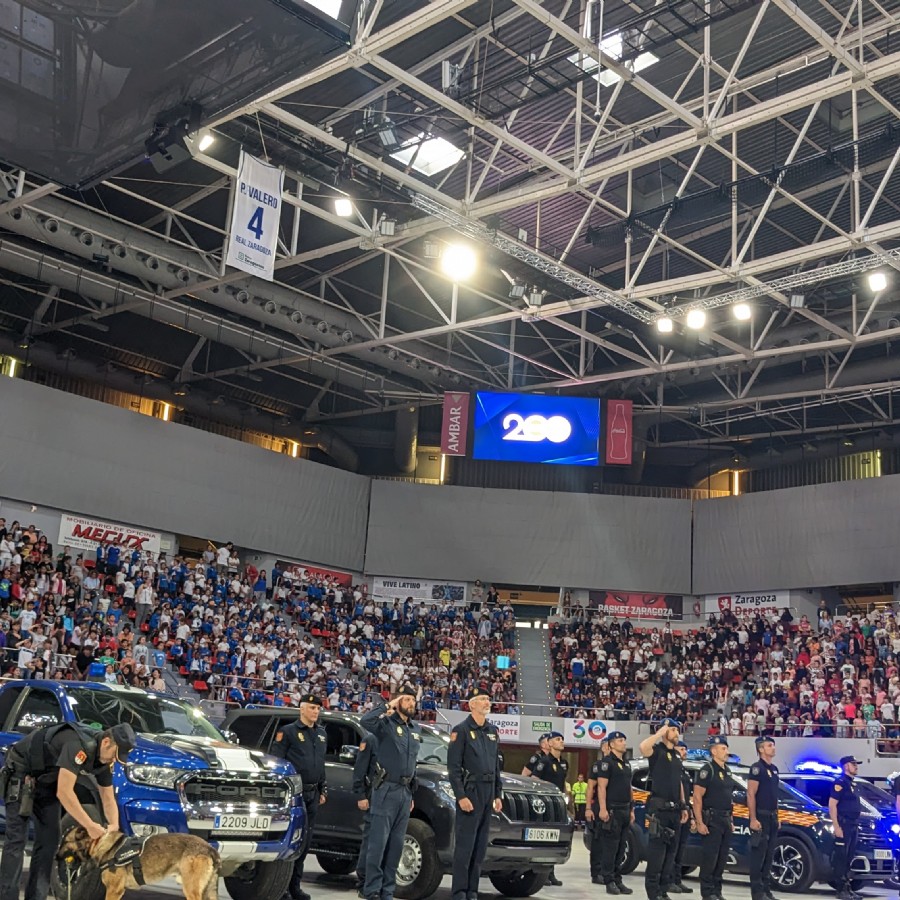 La Policía Nacional exhibe todos sus medios policiales ante la comunidad educativa